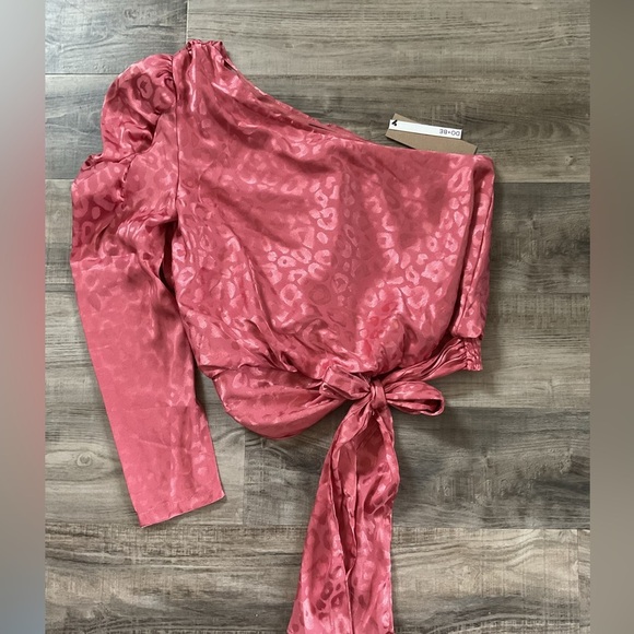 Do+ Be Pink Satin Cheetah Print One Shoulder Top NWT Medium - Picture 1 of 4